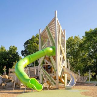 The custom wood pieces designed for the playground at John Ball Zoo in Grand Rapids tie into the park’s natural setting. Working alongside @viridisdg, we developed and fabricated two natural log climbing features and the timber tower, which is the focal point of the playground.

📷 @michellekristinephotos 

The bespoke two-level tower provides tons of opportunities for climbing, exploring, and sliding. The crisscrossing cladding on the tower evokes intersecting blades of grass or tree branches. 

#playground #grandrapids #playstructure #playgroundequipment #johnballzoo #earthscapeplay #earthscapeplaygrounds